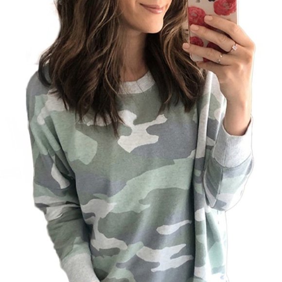 Tops - Round neck camo sweatshirt